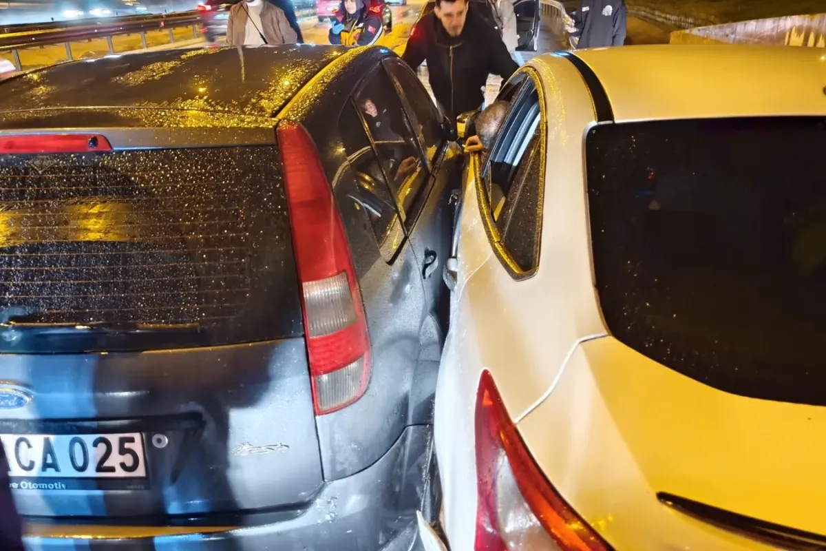 Bursa Karayolu’nda Üç Araç Çarpıştı, 3 Kişi Yaralı