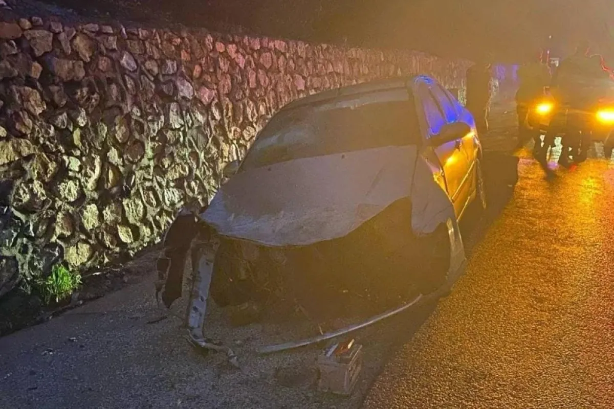 Kontrolden çıkan otomobil bariyere çarptı: 3 kişi yaralandı