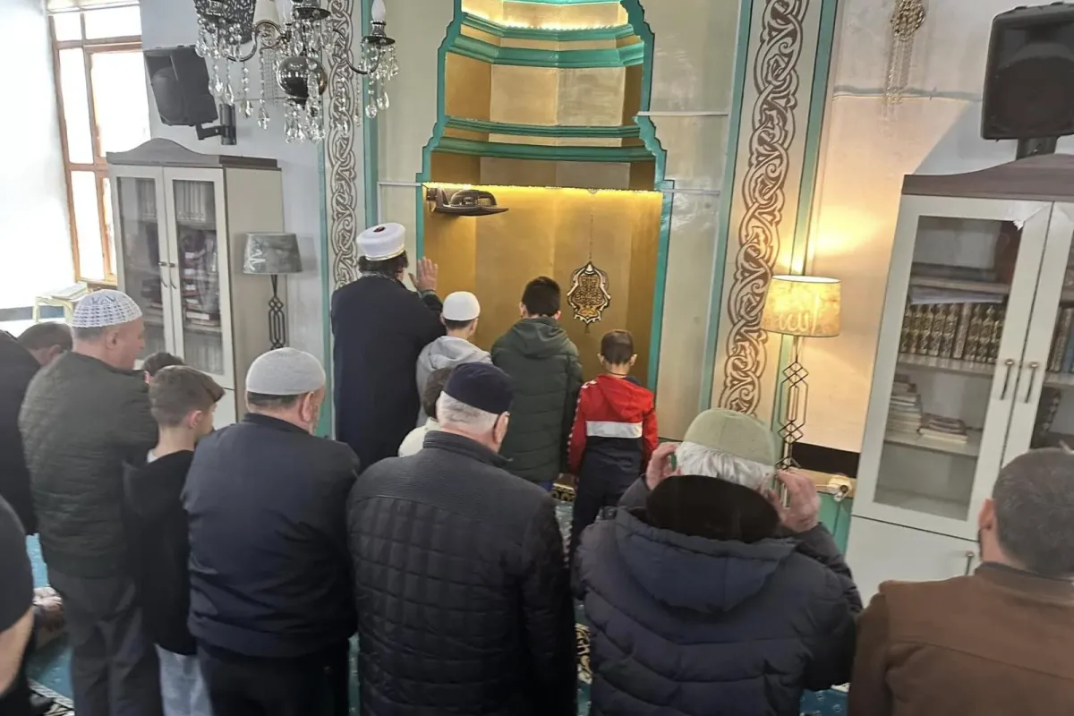 İmam namaza başlamadan önce öyle bir hareket yaptı ki cemaat taktirle karşıladı