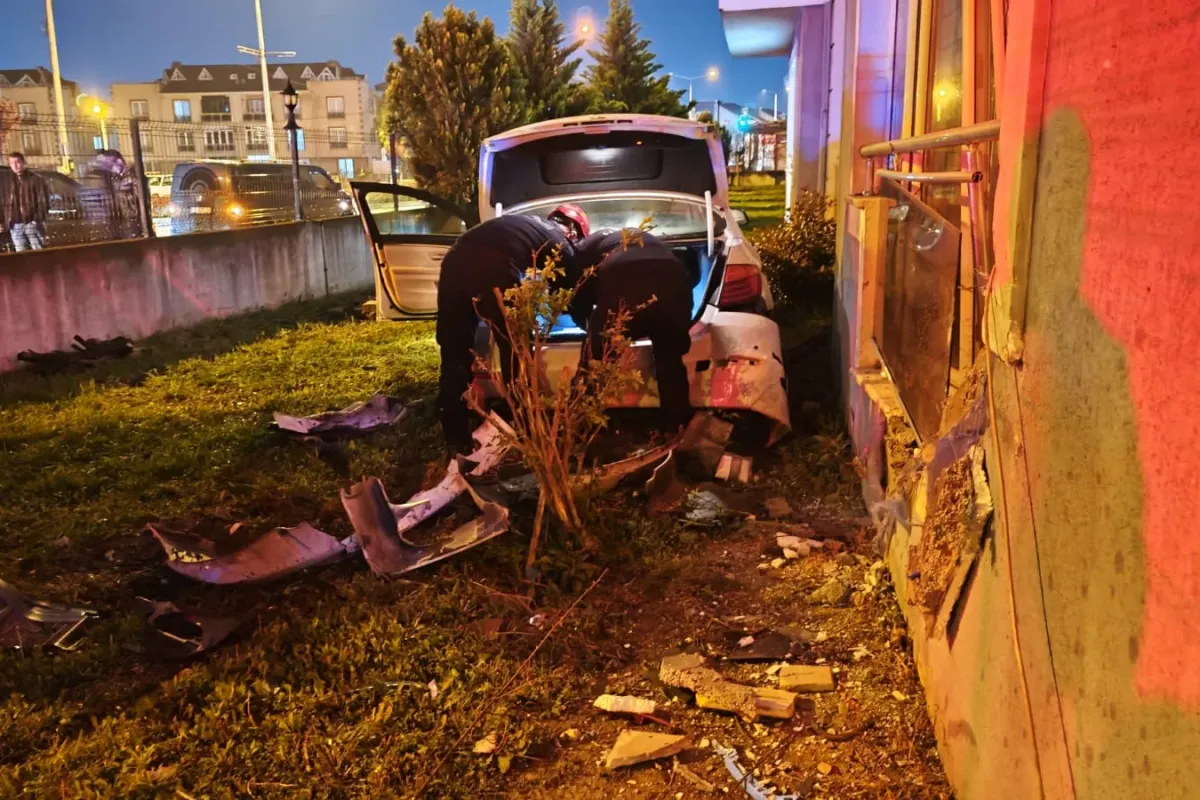 Ehliyetsiz sürücü kaza yaptı, sitenin içine daldı