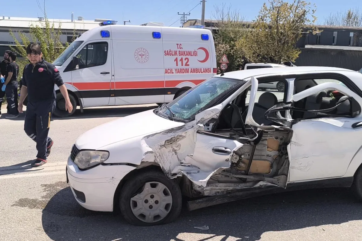 Akhisar Mahallesi’nde Kamyon ile Otomobil Çarpıştı