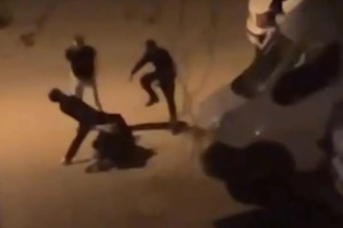 Tartıştıkları kişiyi bayıltana kadar dövdüler!