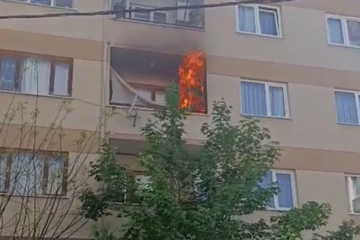 Yanık unutulan sigara balkonu küle çevirdi