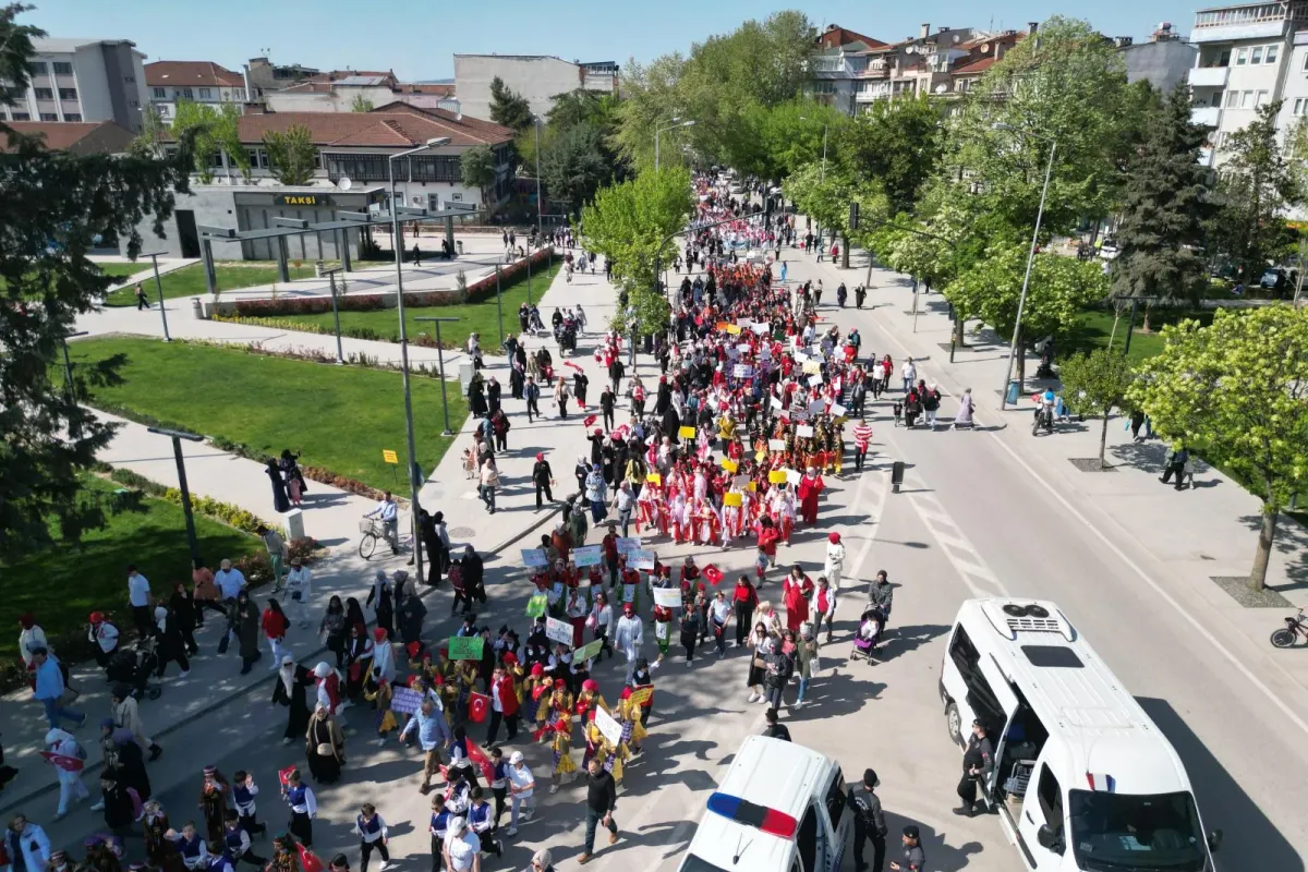 İnegöl’de 23 Nisan Coşkusu Yürüyüşle Başladı