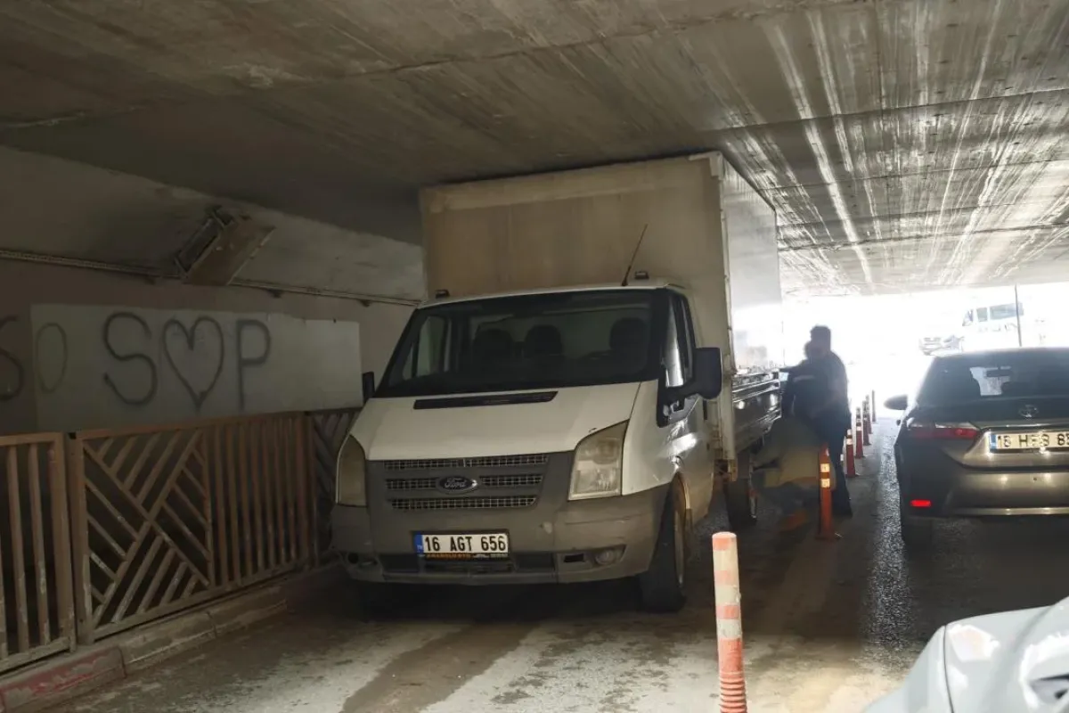 Kamyonet Alt Geçitte Mahsur Kaldı