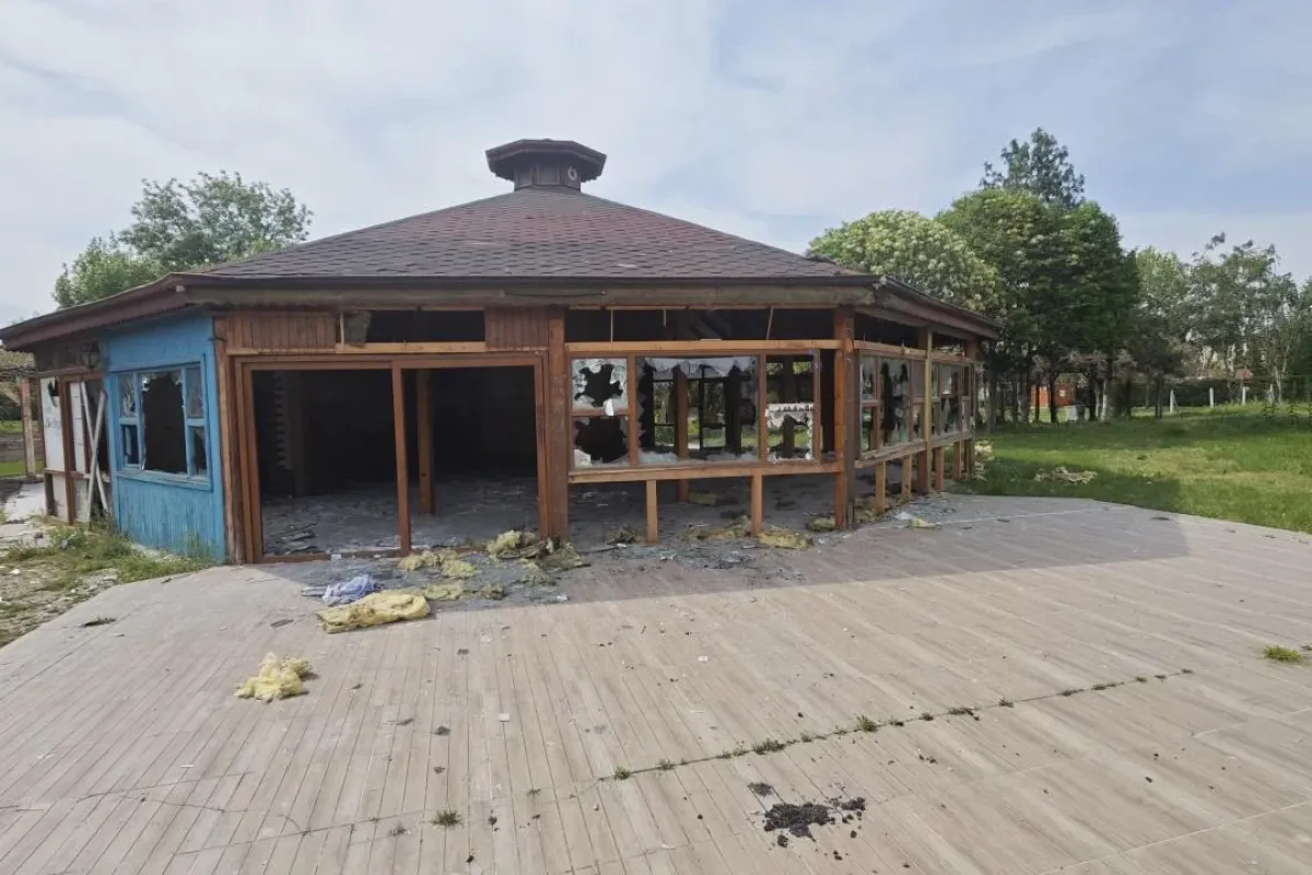 Botanik Park'taki boş işletmeyi yakıp yıktılar!
