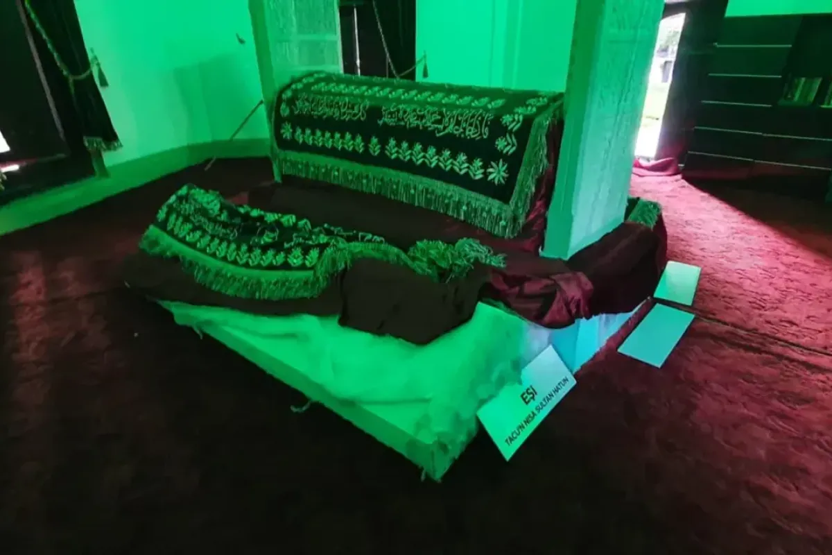 İshakpaşa türbesine çirkin saldırı