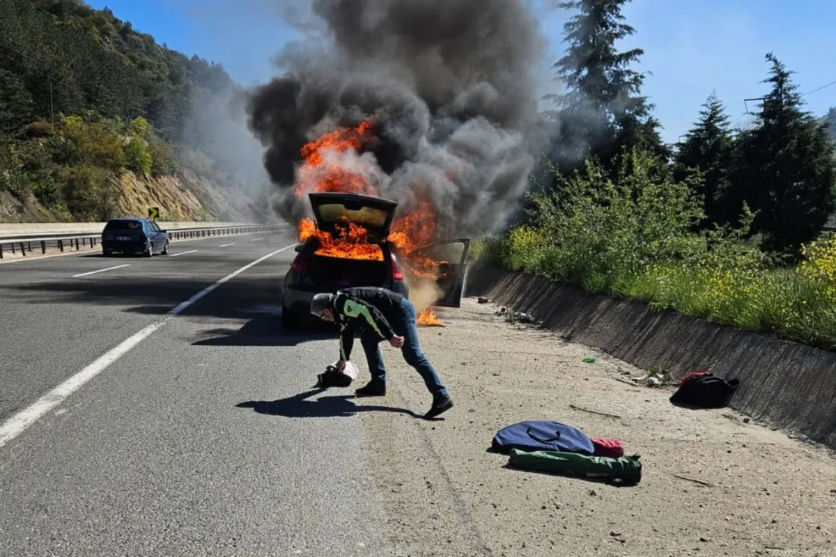 Yanan araçta canını zor kurtardı!