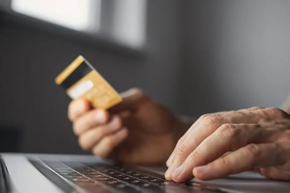 İnegöl'de bir mobilyacı onlarca vatandaşı dolandırdı!