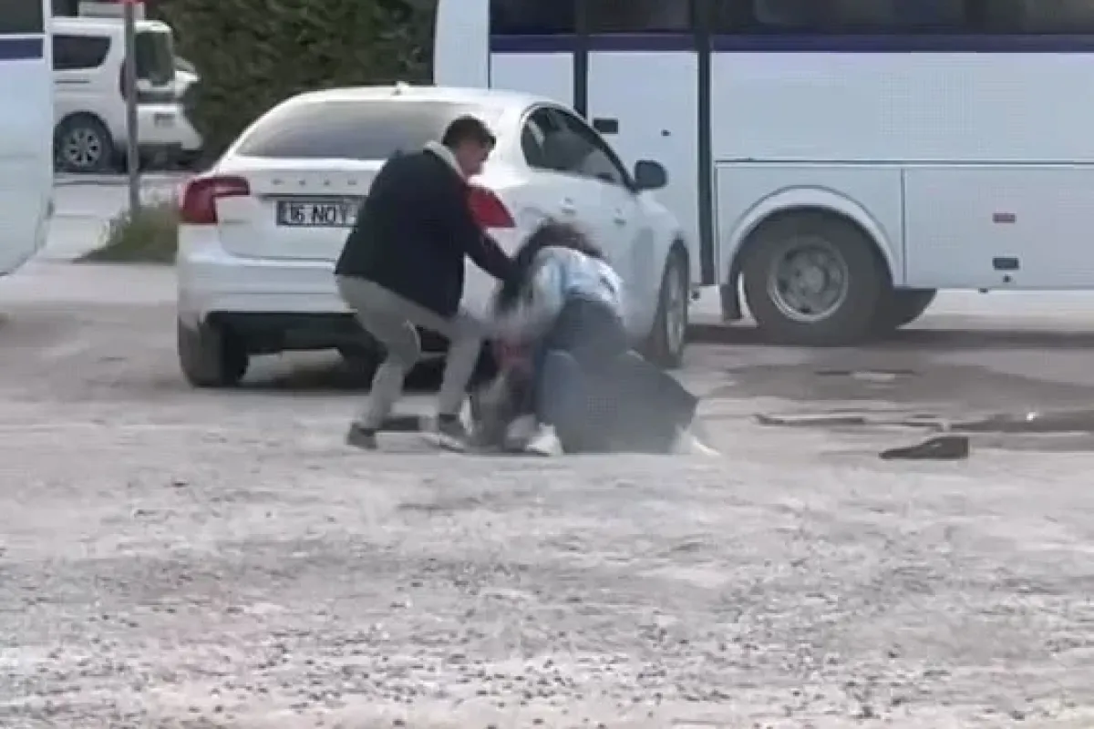 Otoparkta kızların kavgasını vatandaş zor ayırdı