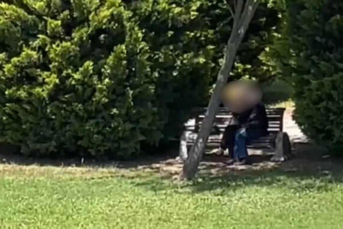 İnegöl Şehir Parkı'nda kimseye aldırış etmeden dakikalarca!!!