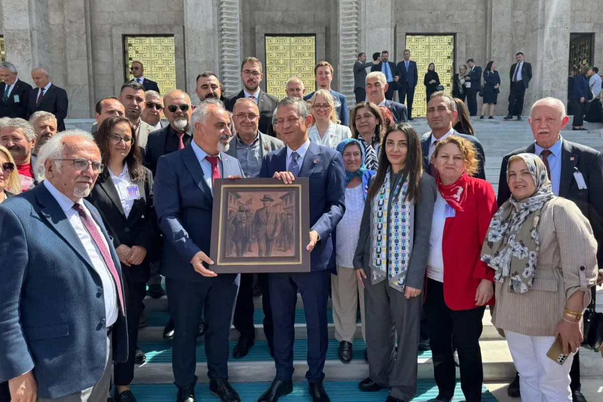 İnegöl'den Özgür Özel'e anlamlı hediye
