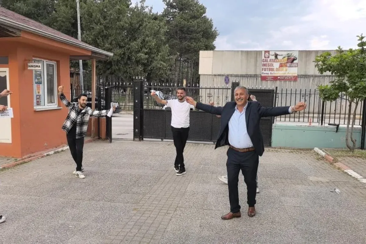 Seçimi kazandı çiftetelli oynadı