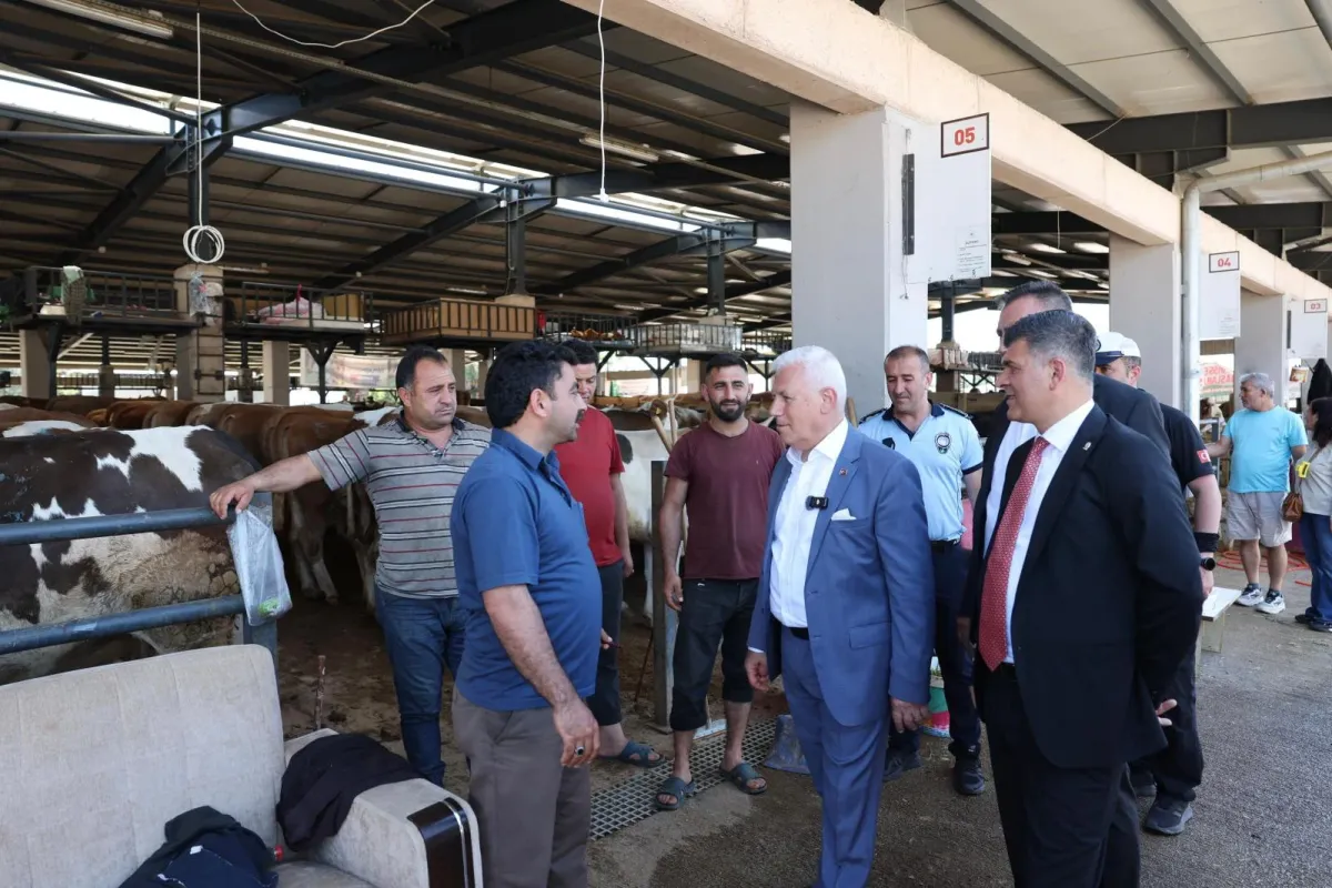 Başkan Bozbey'den kurban pazarına ziyaret