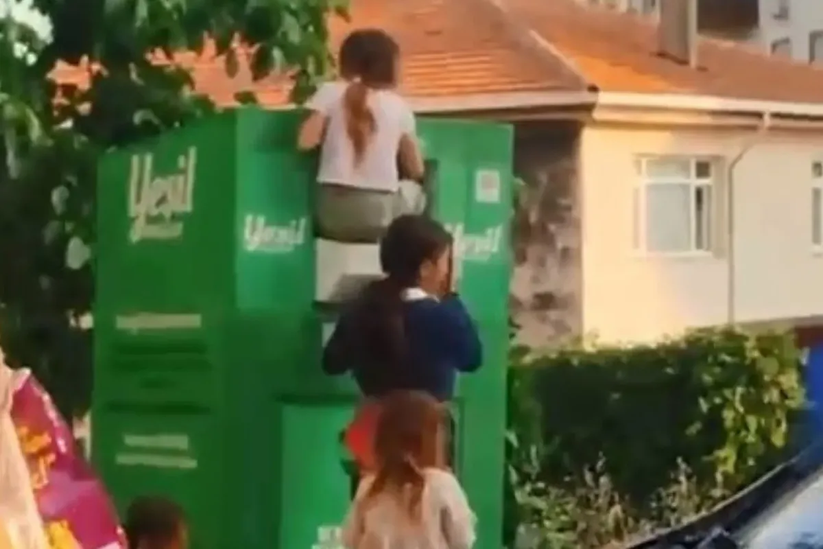 Canlarını hiçe sayarak giysi kumbarasından kıyafet çaldılar