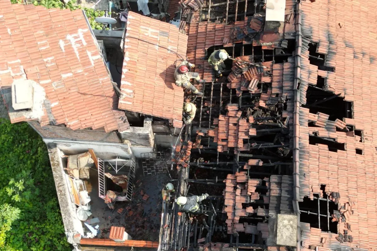 İnegöl’de ahşap bina cayır cayır yandı!