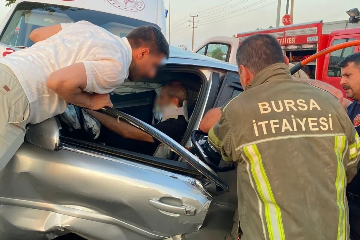 Bursa’da Korkutan Kaza: Ambulans ve Otomobil Çarpıştı