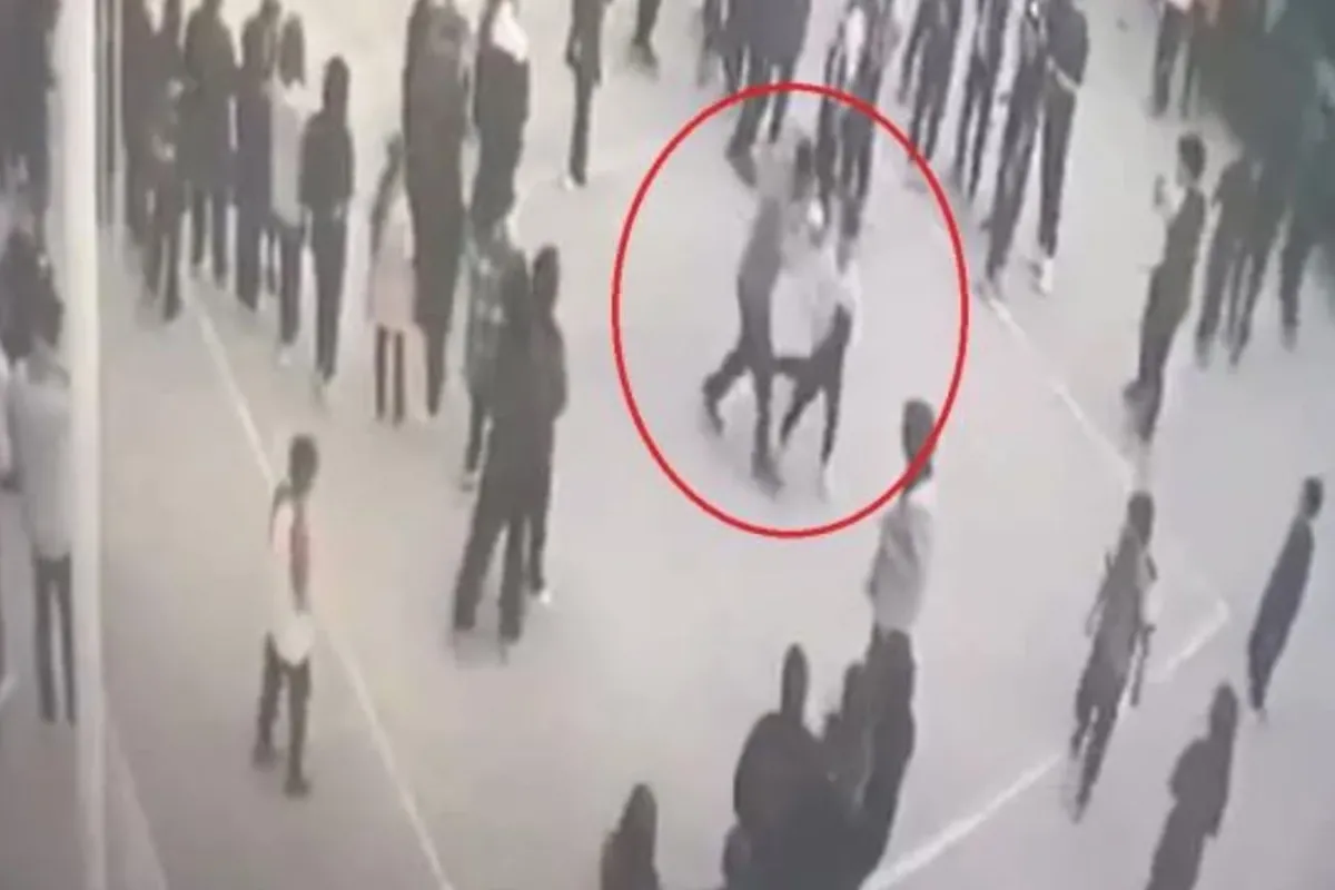 Su sıçratan öğrenciyi evire çevire dövdü!