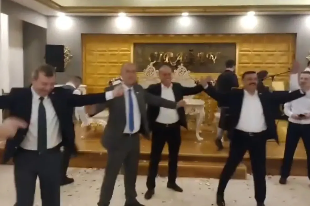 Genç Çift Dünyaevine Girdi, Siyasiler Düğünde Çiftetelli Oynadı