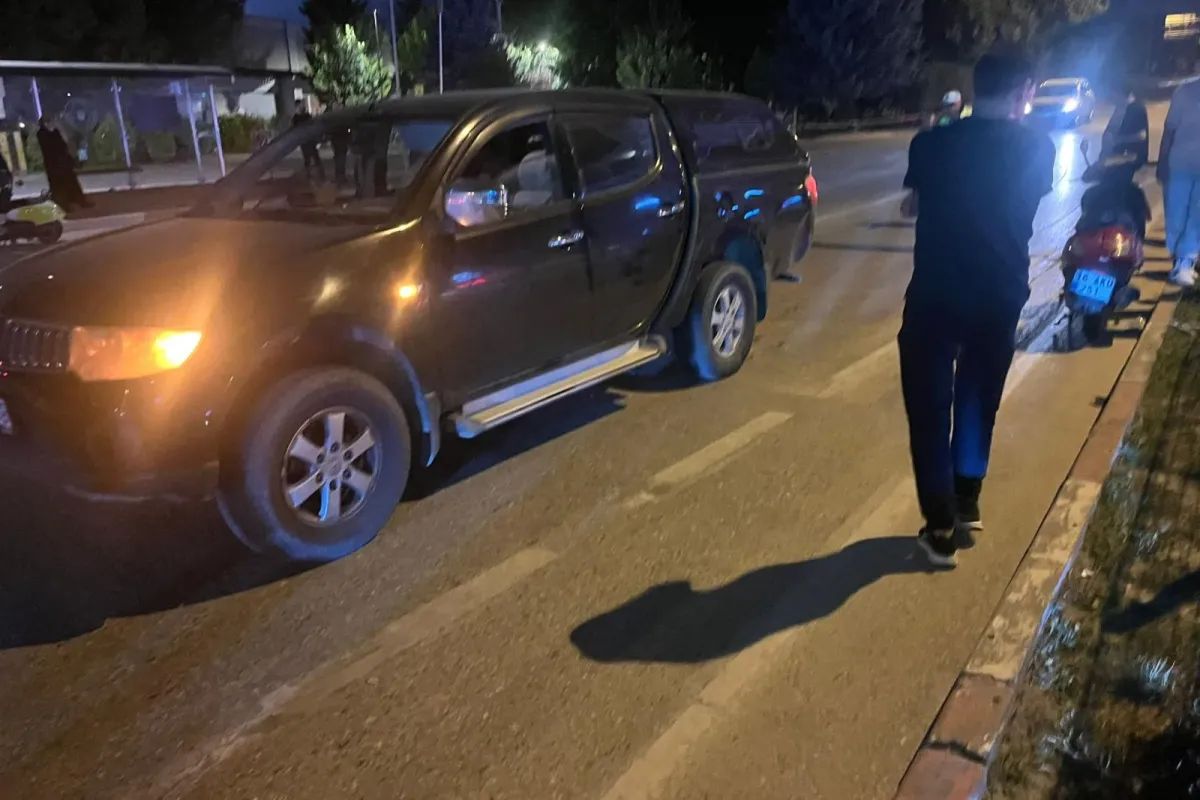 Kırmızı ışıkta duran kamyonete çarptı