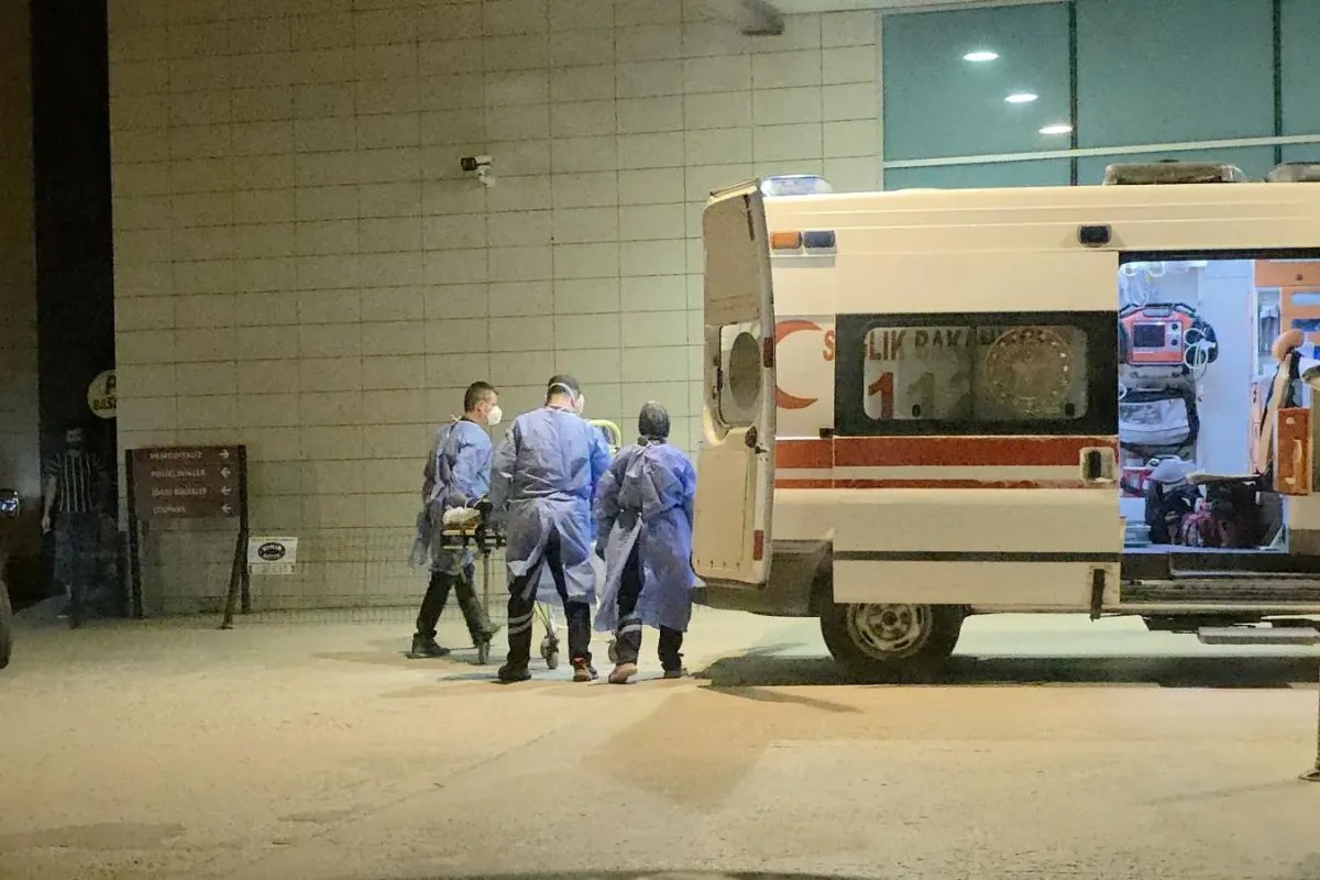 Hastanede sıcak dakikalar! Özel kıyafetlerle ambulansa bindirdiler