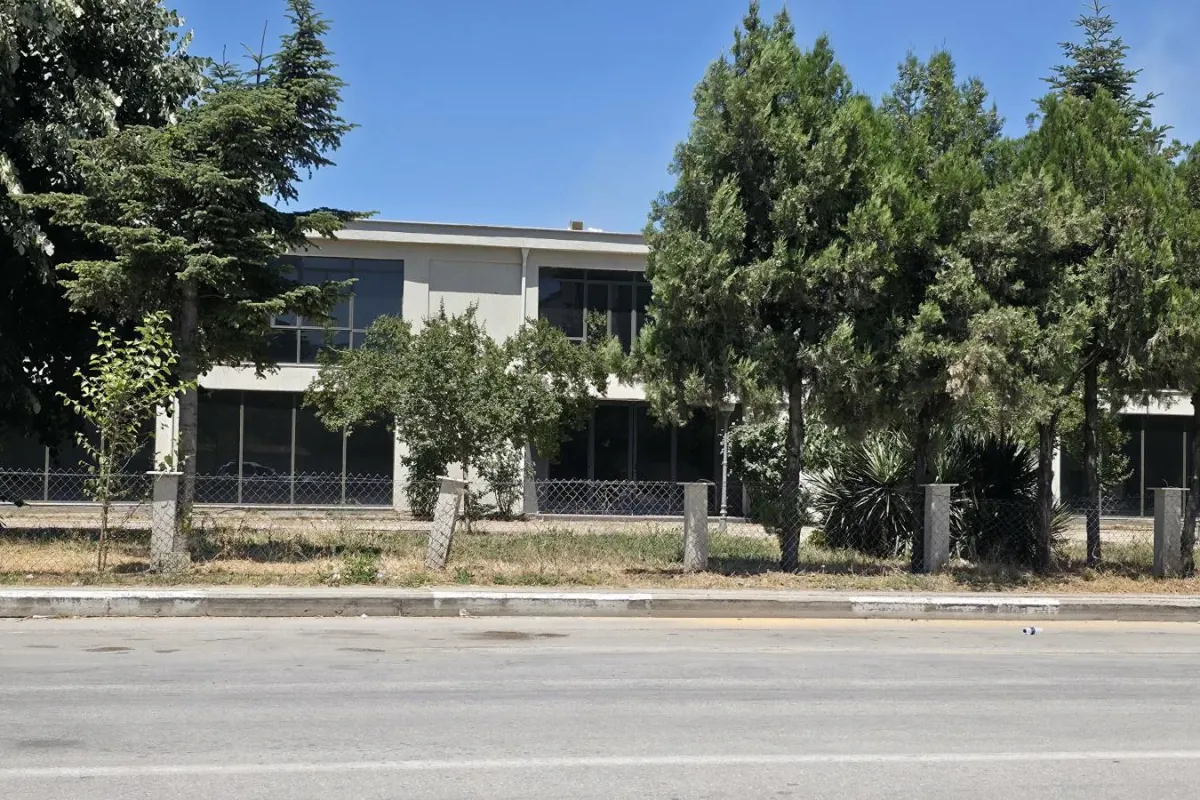 Fabrikada çatı çöktü 1 işçi ağır yaralandı