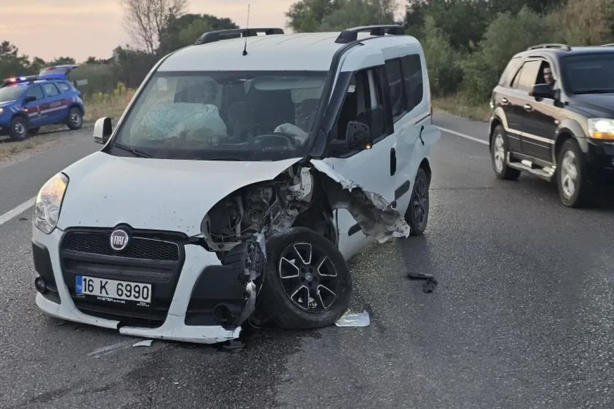 İnegöl'de kafa kafaya çarpıştılar; 3 yaralı