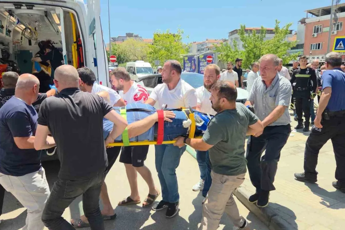 Fren yerine gaza basınca kaldırımdaki yayalara çarptı