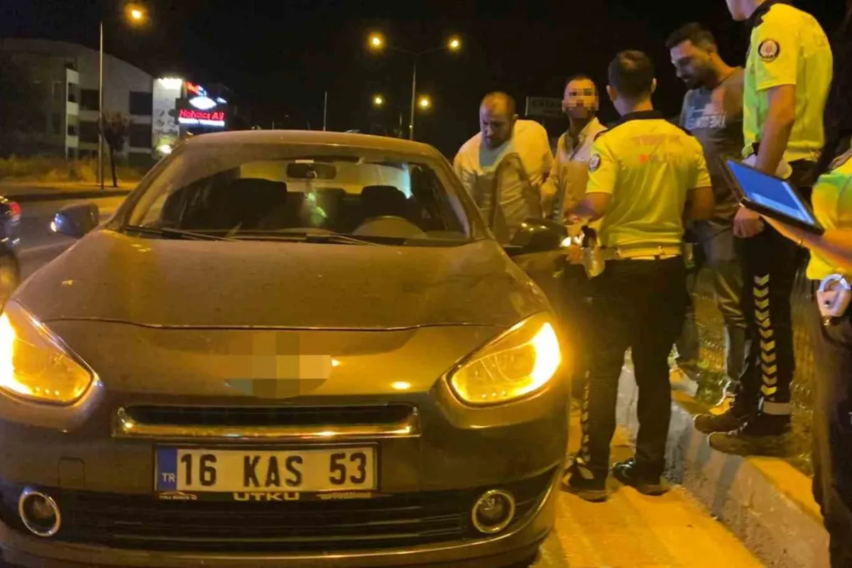 Seyir halinde iken aracını durdurup sızan alkollü sürücü, polise zor anlar yaşattı