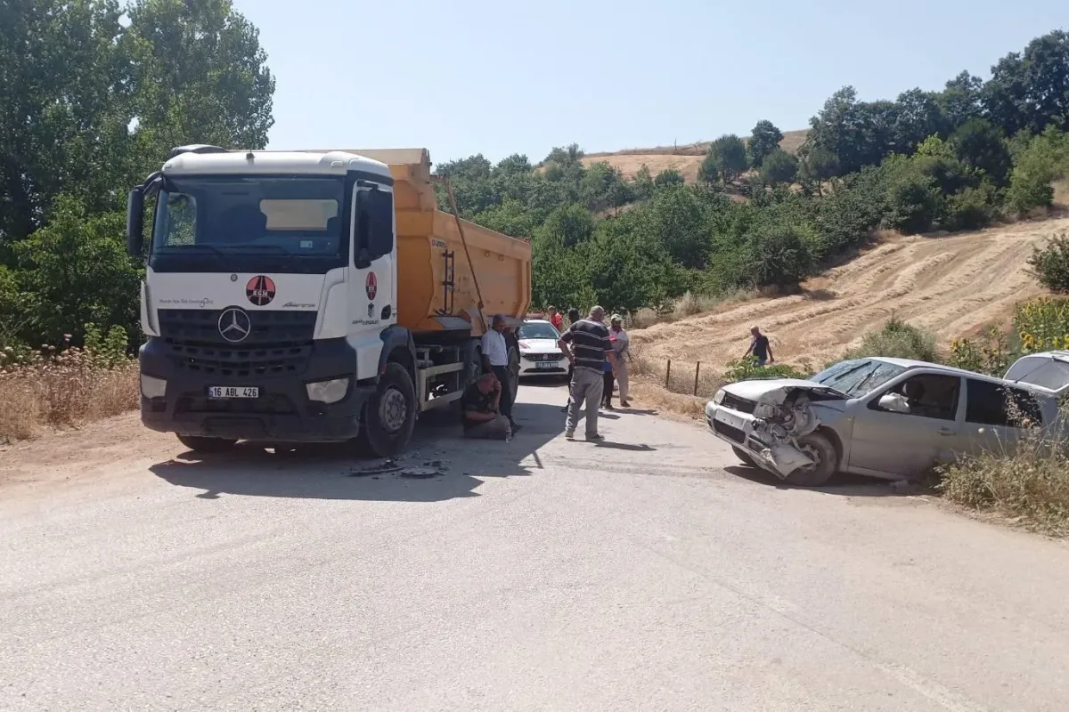 İnegöl'de kamyona çarptı; 2 yaralı