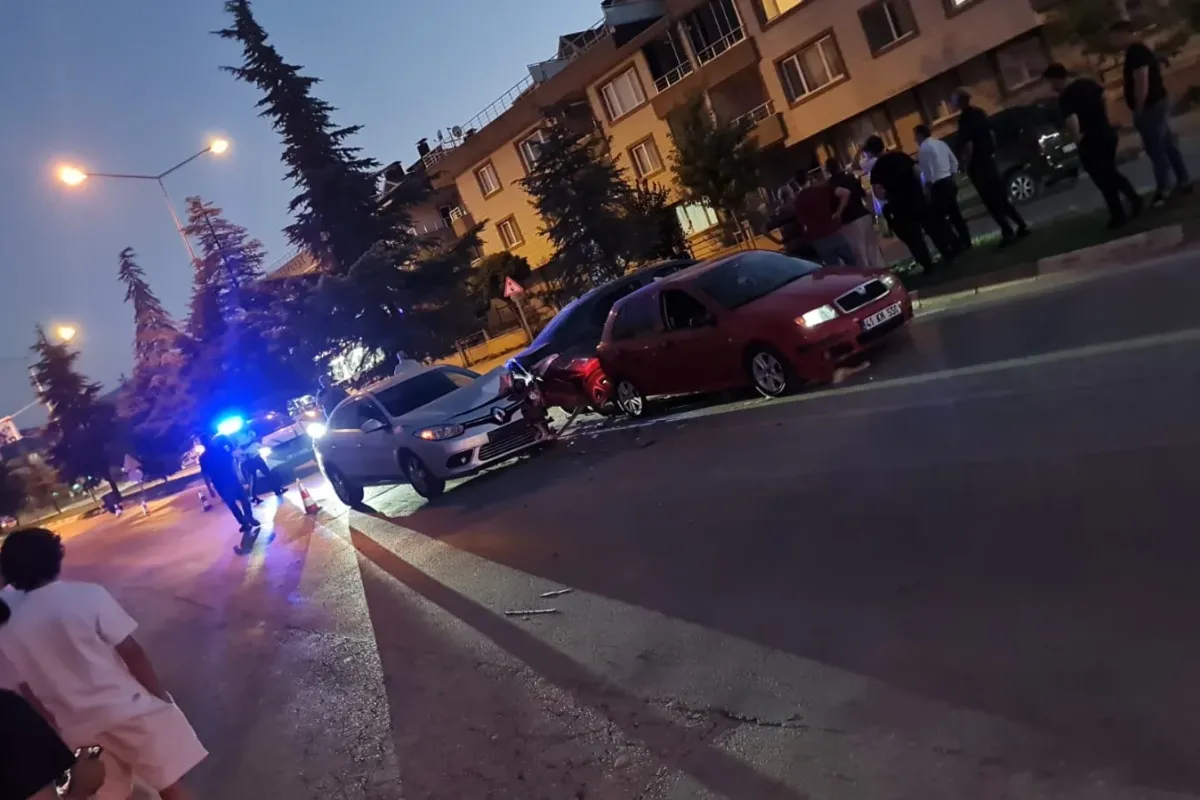 Kediyi Kurtarmaya Çalıştı, 3 Araç Kazaya Karıştı