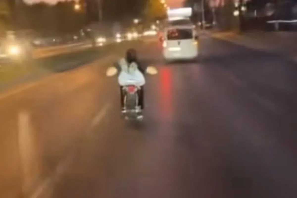 Motosikletin üzerine yatarak ölümüne kullandı!