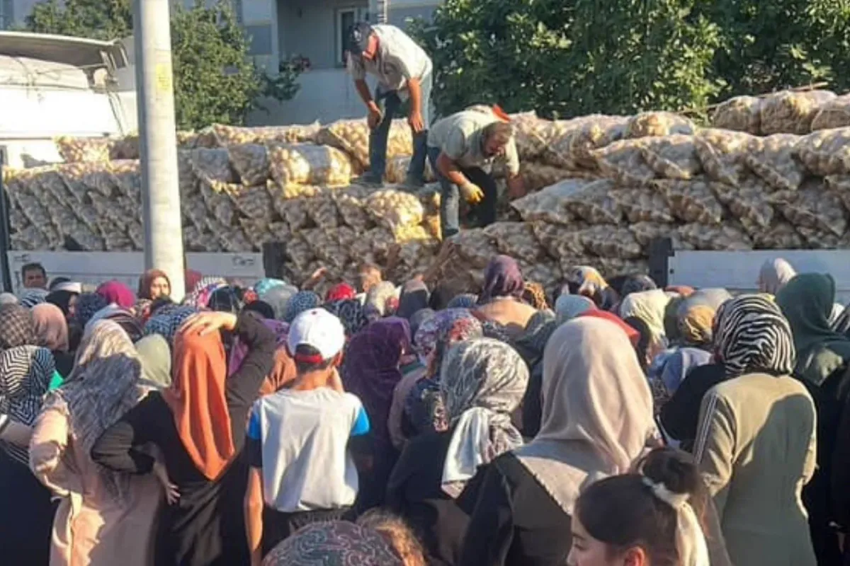 İnegöl'de izdiham! 1 TIR dolusu patatesi ücretsiz dağıttı