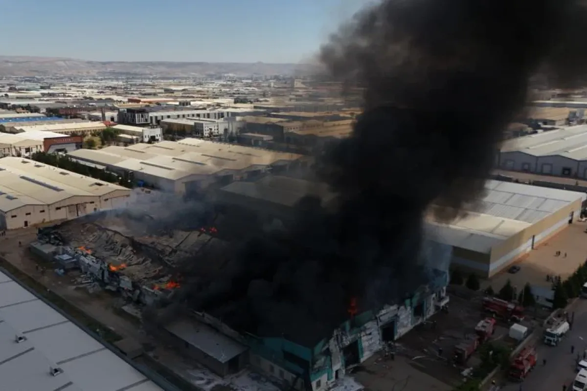 Kayseri'de dev mobilya fabrikası küle döndü