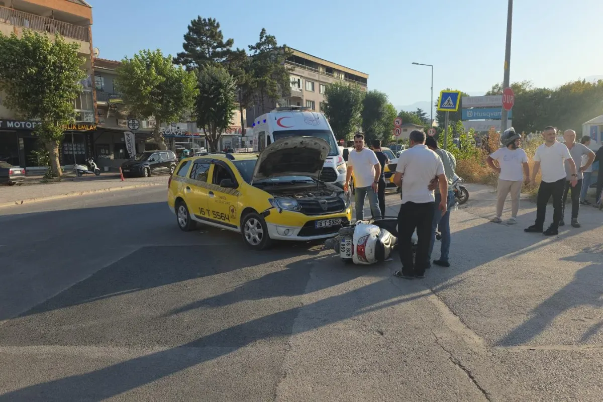 Altay Caddesi'nde Taksi ve Motosiklet Çarpıştı
