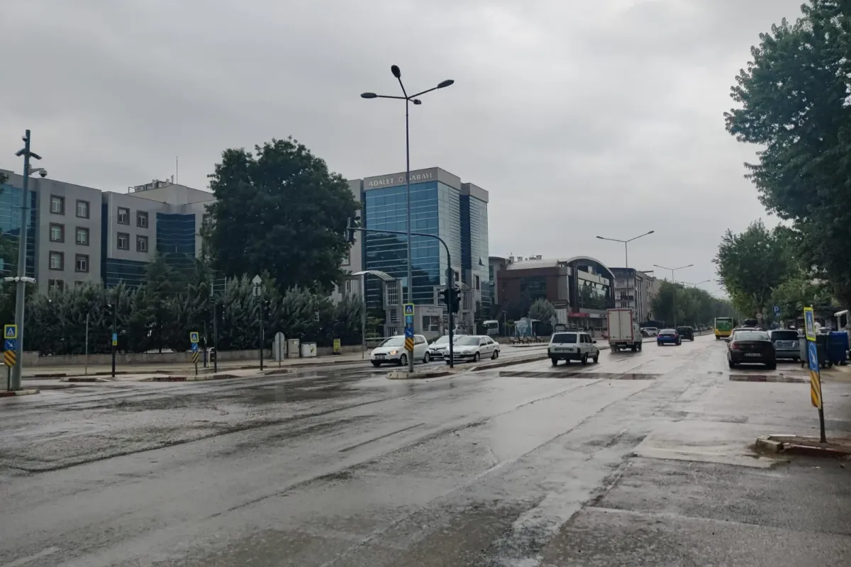 İnegöl güne yağmurla başladı