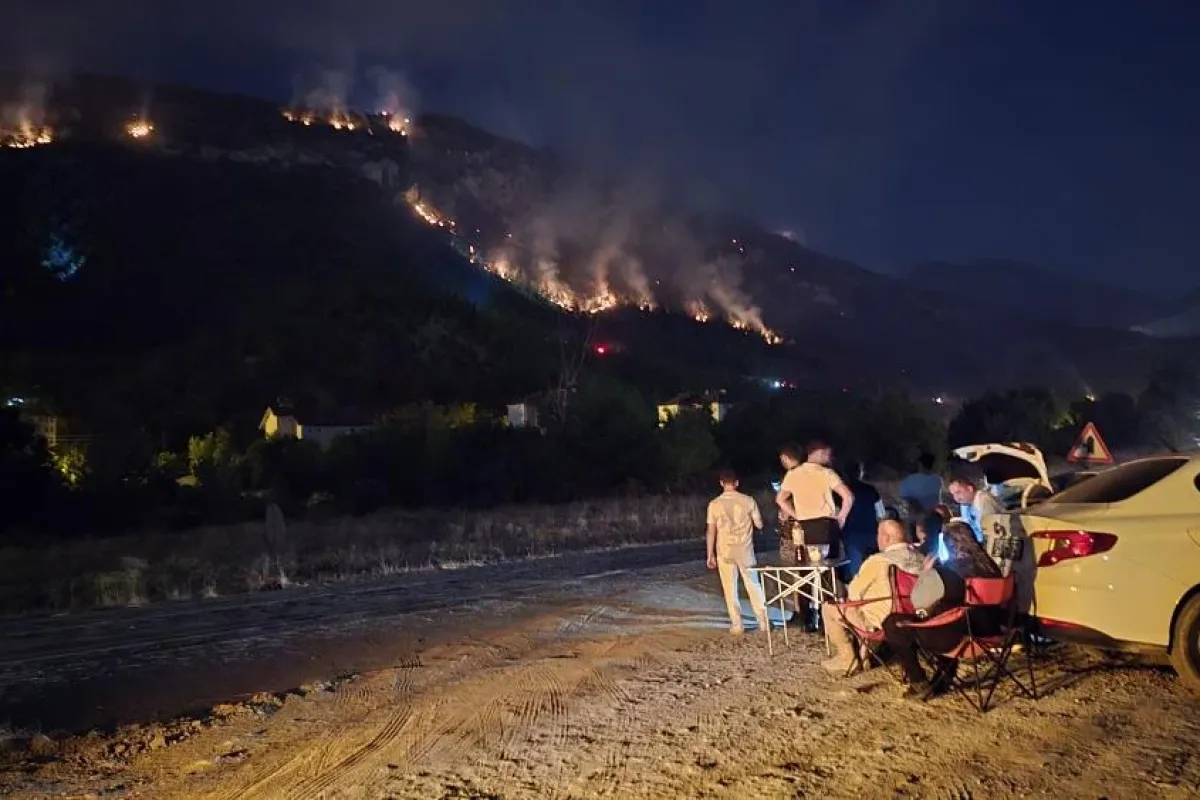 Film izler gibi çay eşliğinde yangını seyrettiler!