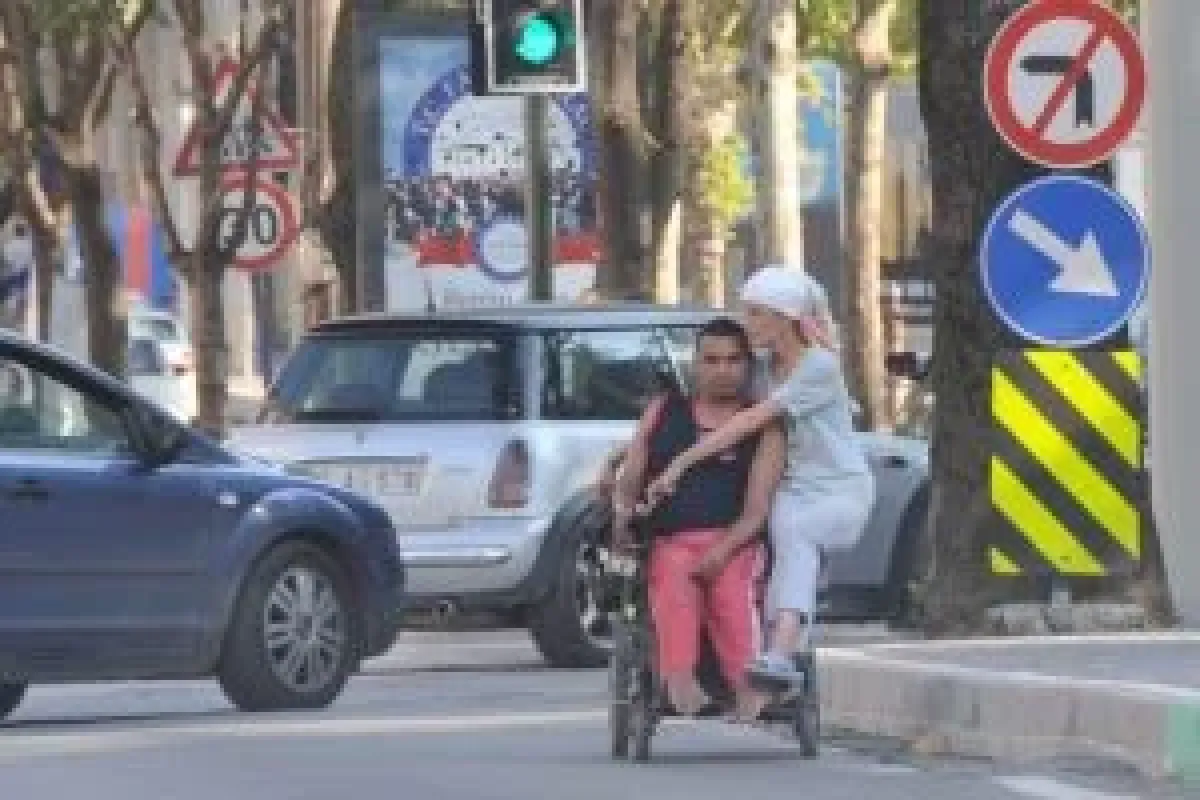 Bursada engelli çiftin akülü araba sevinci