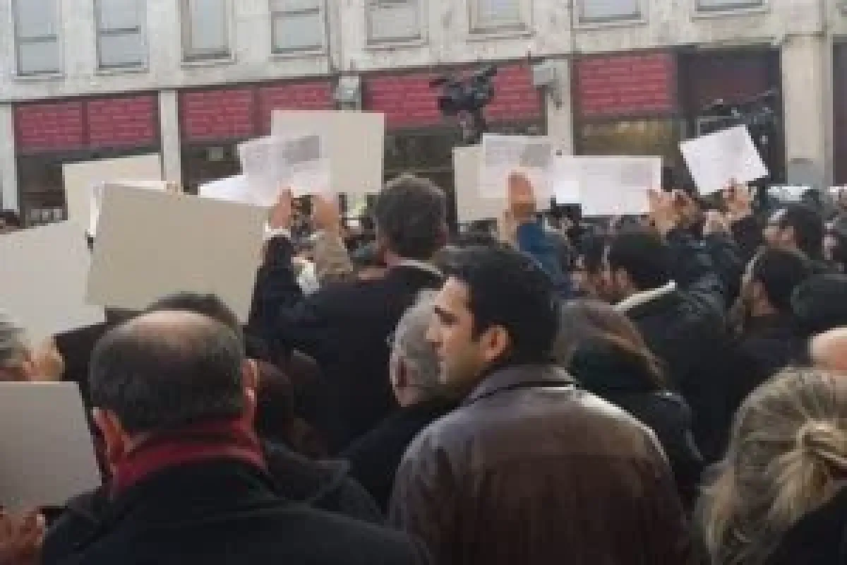 Gazeteciler onun için sokakta