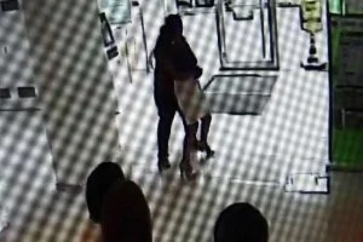 Bıçakla gasp ettiği kadından özür diledi
