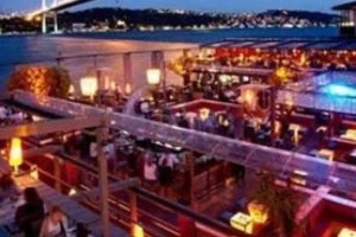 Gece kulübünün tuvaletinde seviştiler, yaka paça atıldılar!
