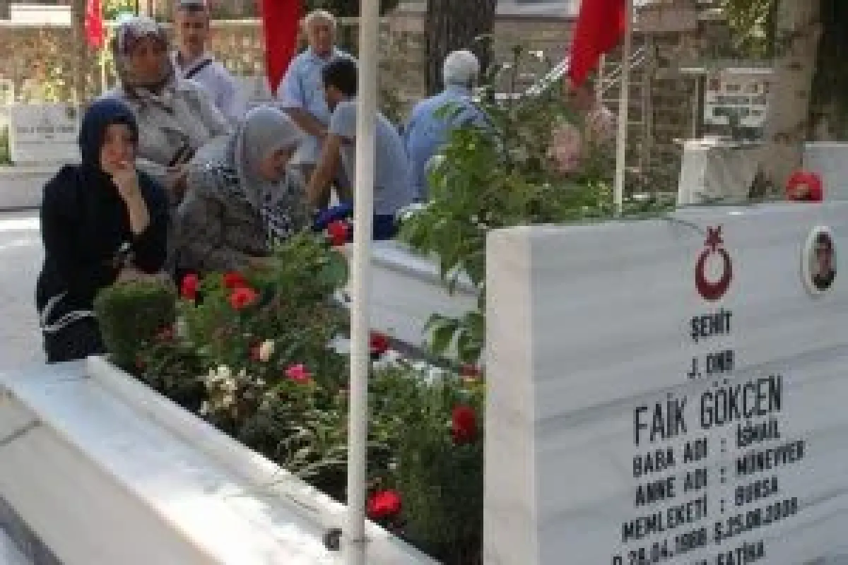 Bayram öncesi şehitlikte hüzün