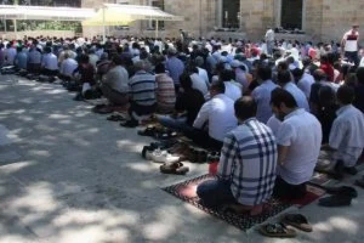 Ramazanın son cumasında Ulucami doldu taştı