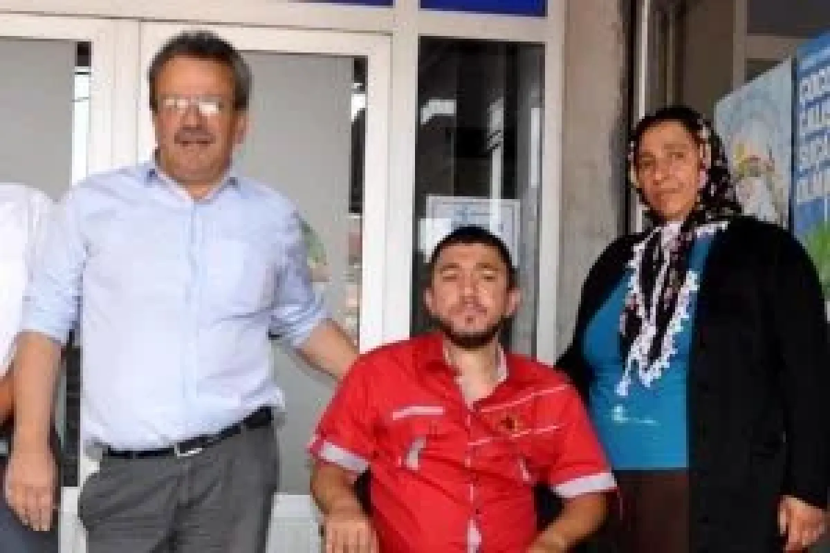 Zihinsel engellinin tekerlekli sandalye sevinci