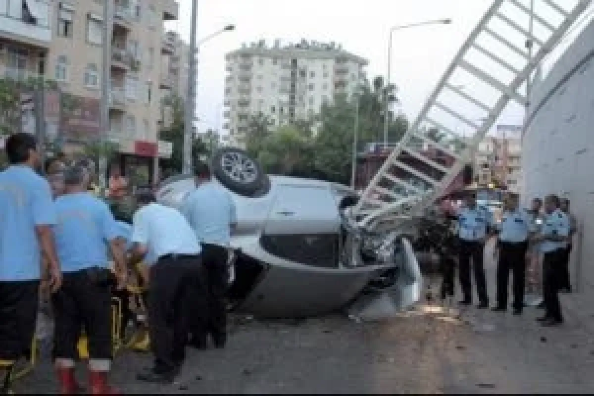 Alkollü sürücü köprüden uçtu