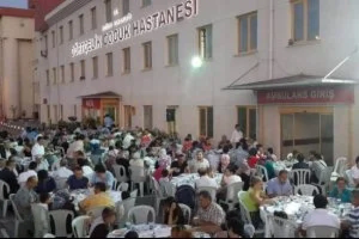 Acil önünde iftara suç duyurusu!