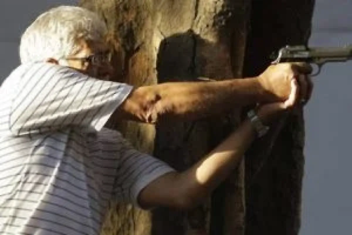 Mısırlı sanatçı göstericilere ateş açtı