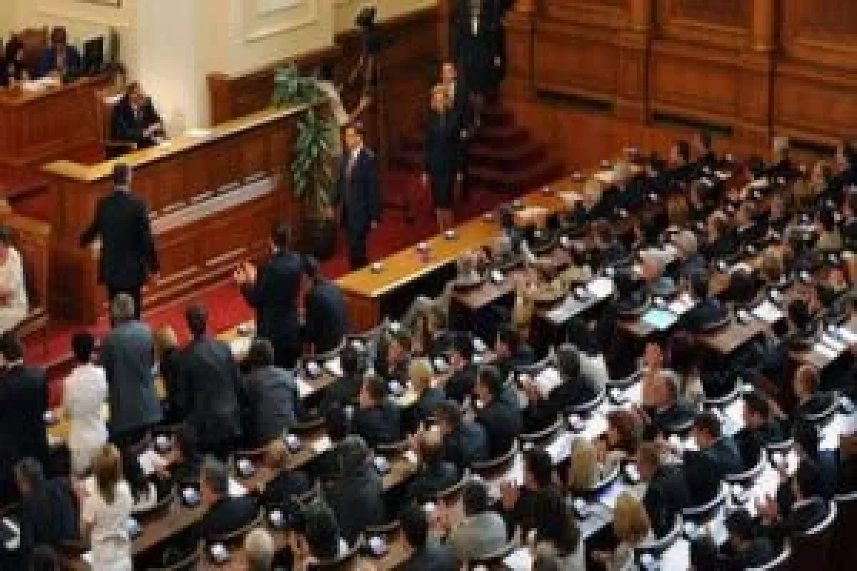 Ekonomik krizdeki ülkenin meclisi tatile girdi