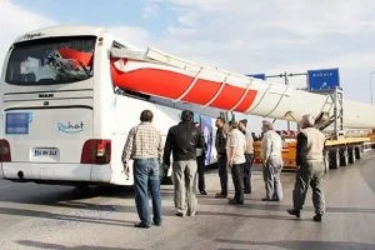 Otobüsün camına rüzgar türbininin kanadı girdi