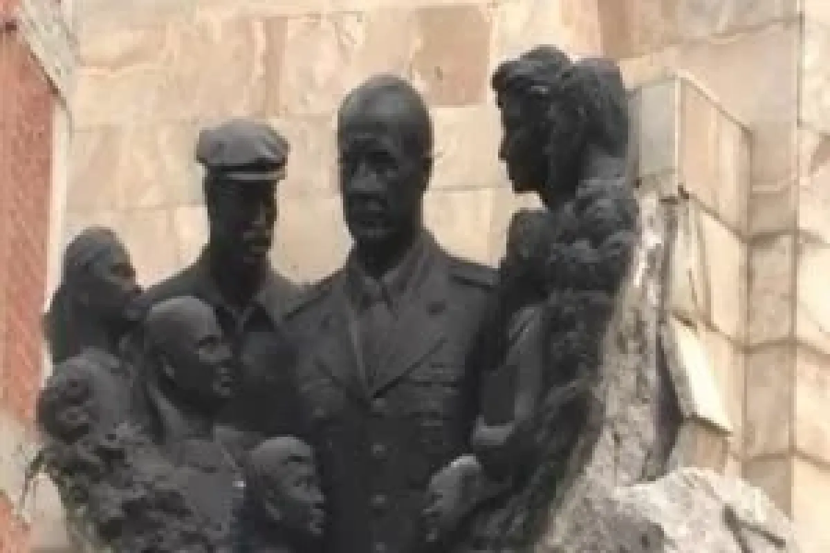 Alaşehiri ikiye bölen anıt